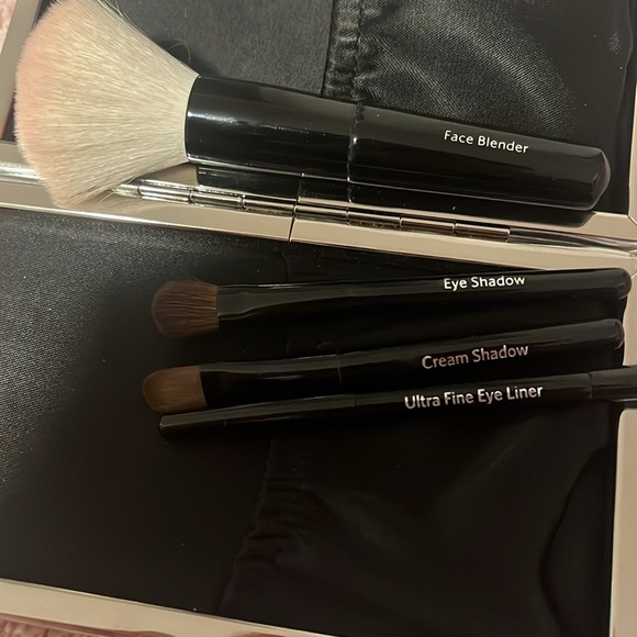 Bobbi Brown Mini Brush Set with four different types of brushes - Picture 3 of 3